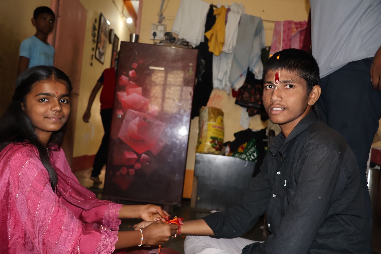 रक्षाबंधन — विद्यार्थ्यांचा उत्साह