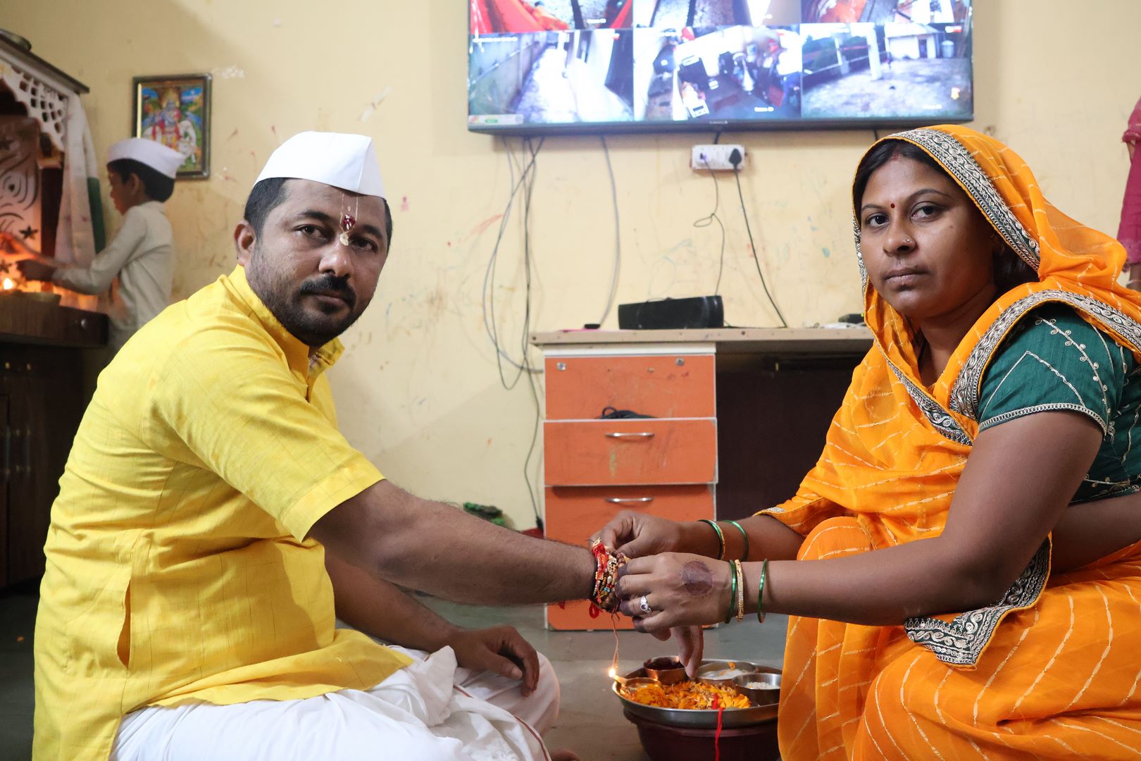 रक्षाबंधन — राखी बांधताना