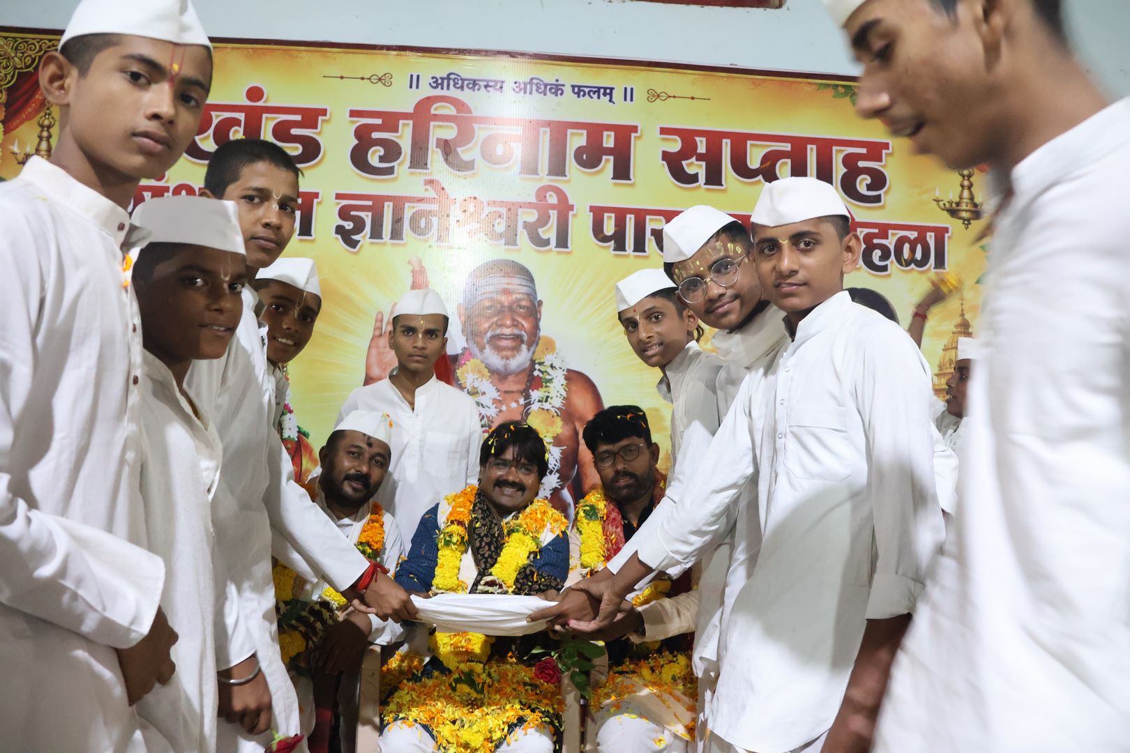 गुरुपौर्णिमा सोहळ्यातील भाविक