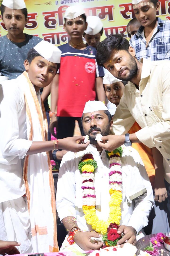 वाढदिवस सोहळ्याचा आनंदी क्षण