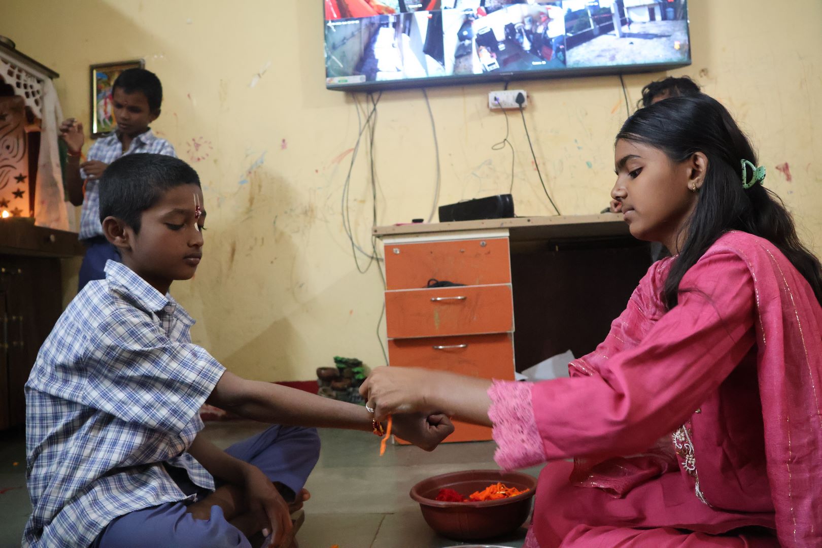 रक्षाबंधन — विद्यार्थ्यांचा उत्साह