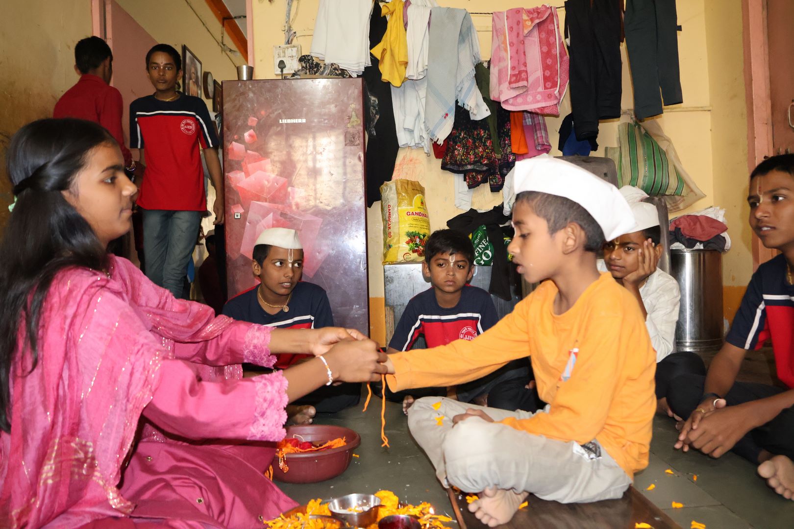 रक्षाबंधन — राखी बांधताना