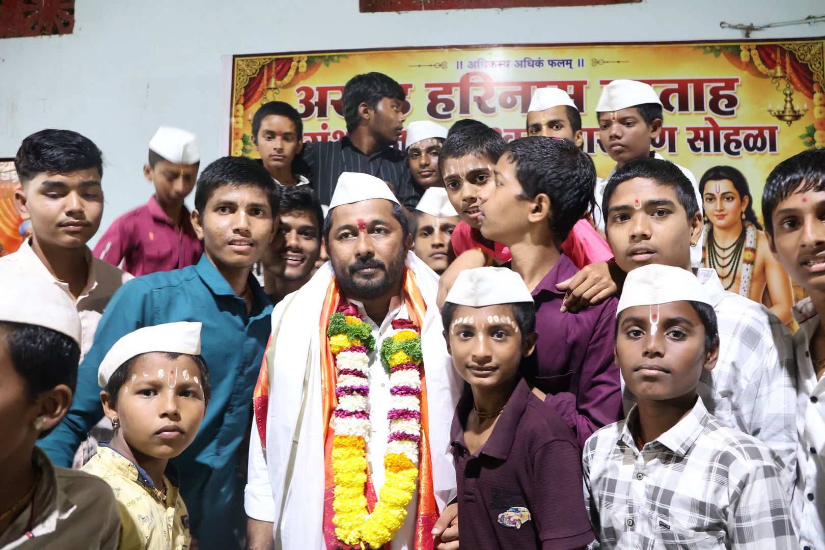वाढदिवस — भक्तांचा मेळावा