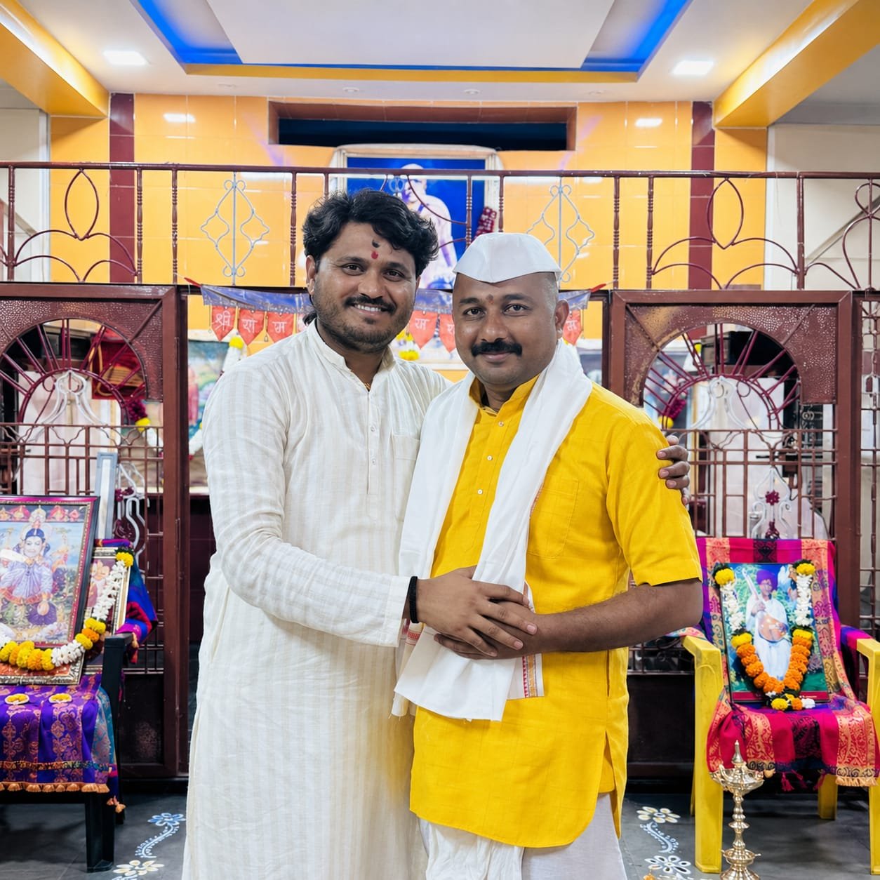 उद्धव गुरुजी व अंकुश महाराज — गायन सेवा