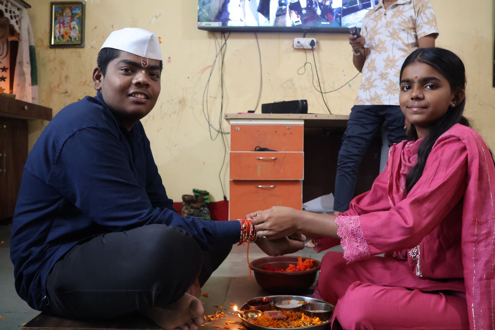रक्षाबंधन — राखी बांधताना