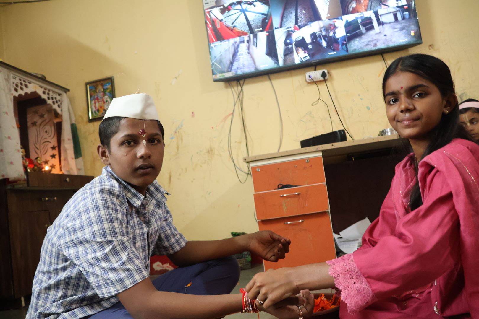 रक्षाबंधन — राखी बांधताना