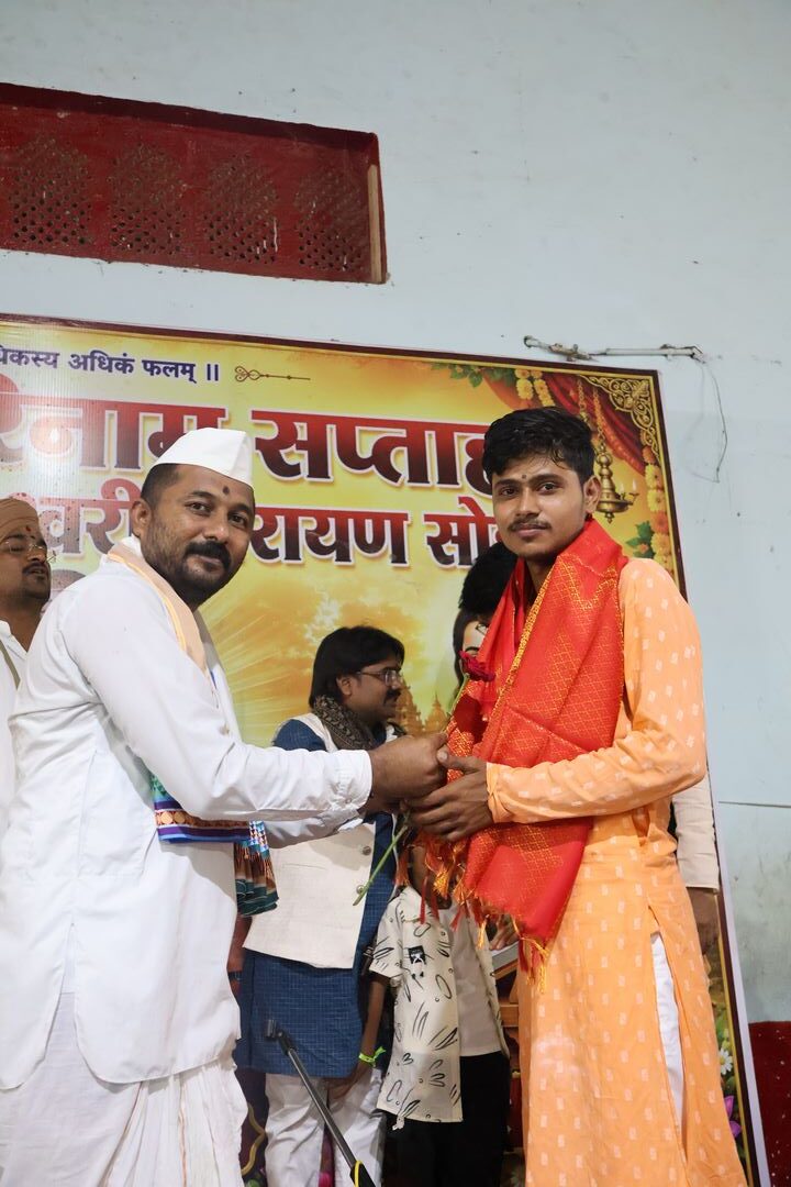 गुरुदेवांना पुष्पहार