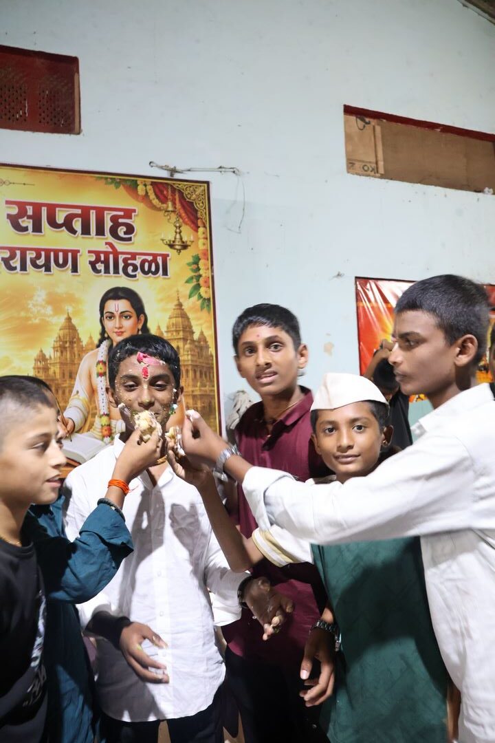 वाढदिवस सोहळ्याचा आनंदी क्षण