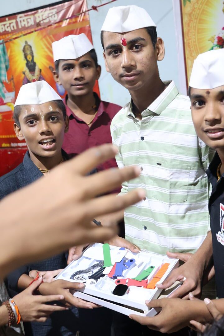 वाढदिवस सोहळ्याचा आनंदी क्षण