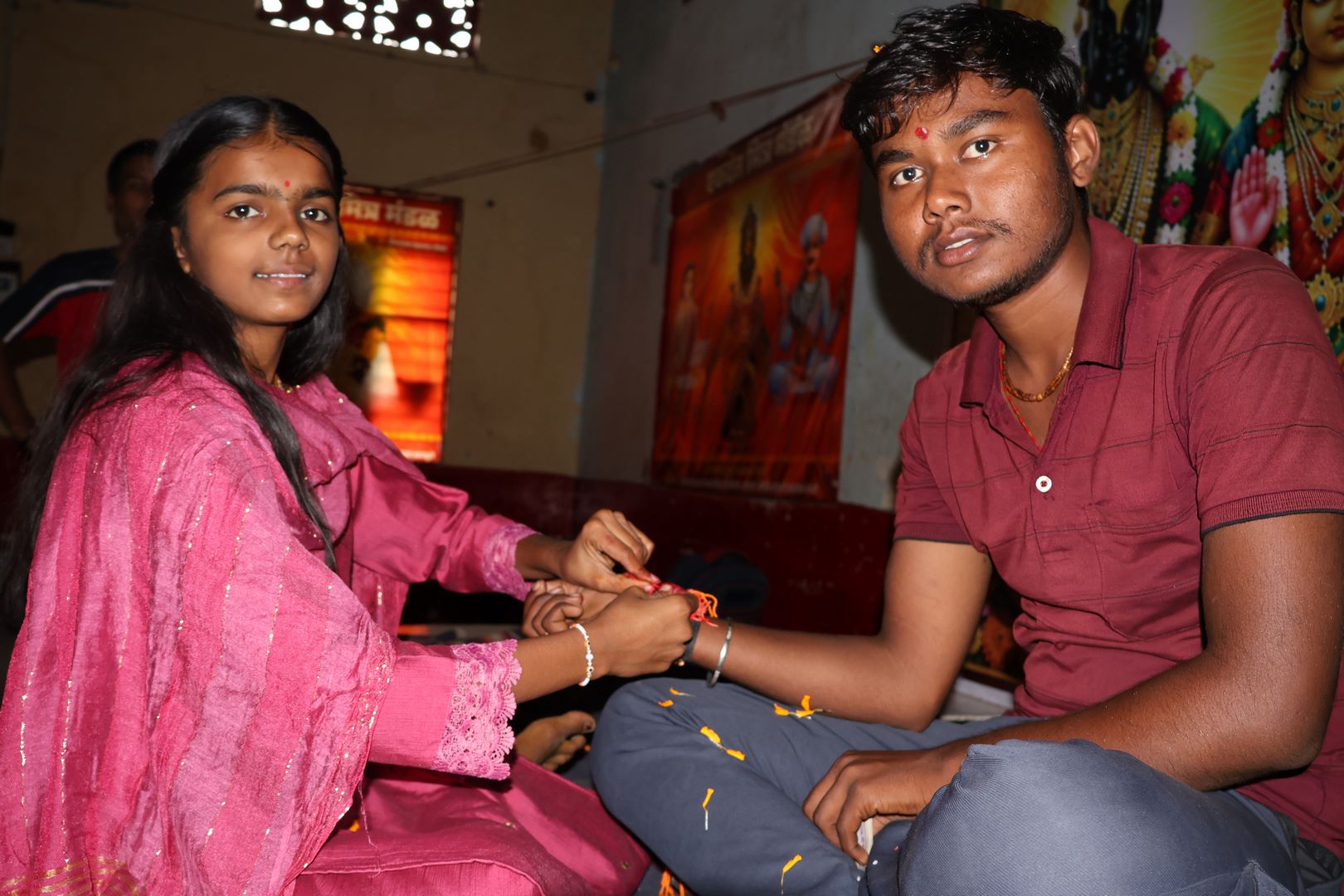 रक्षाबंधन — राखी बांधताना