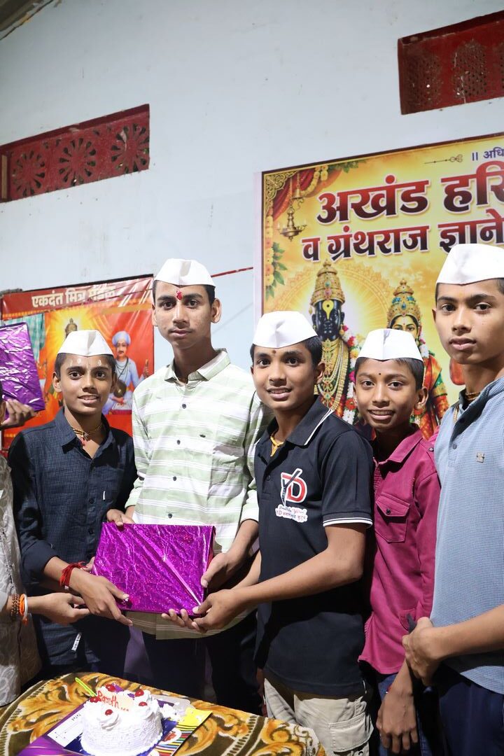 वाढदिवसाचा आनंदी क्षण