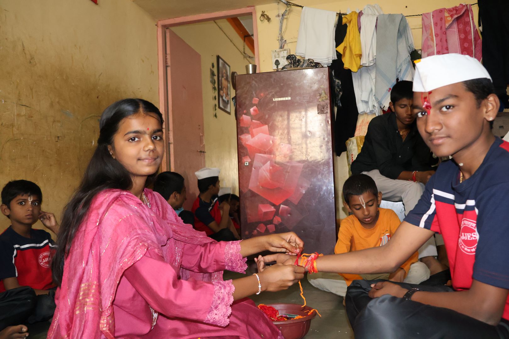 रक्षाबंधन — विद्यार्थ्यांचा उत्साह